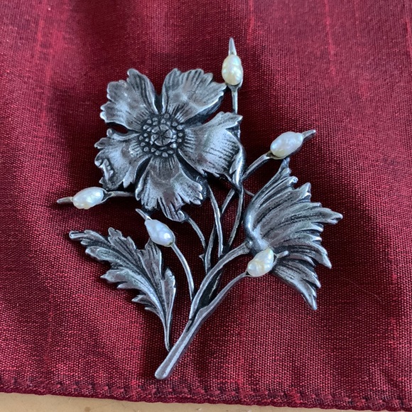 Vintage Jewelry - Pewter flower and pearl brooch
